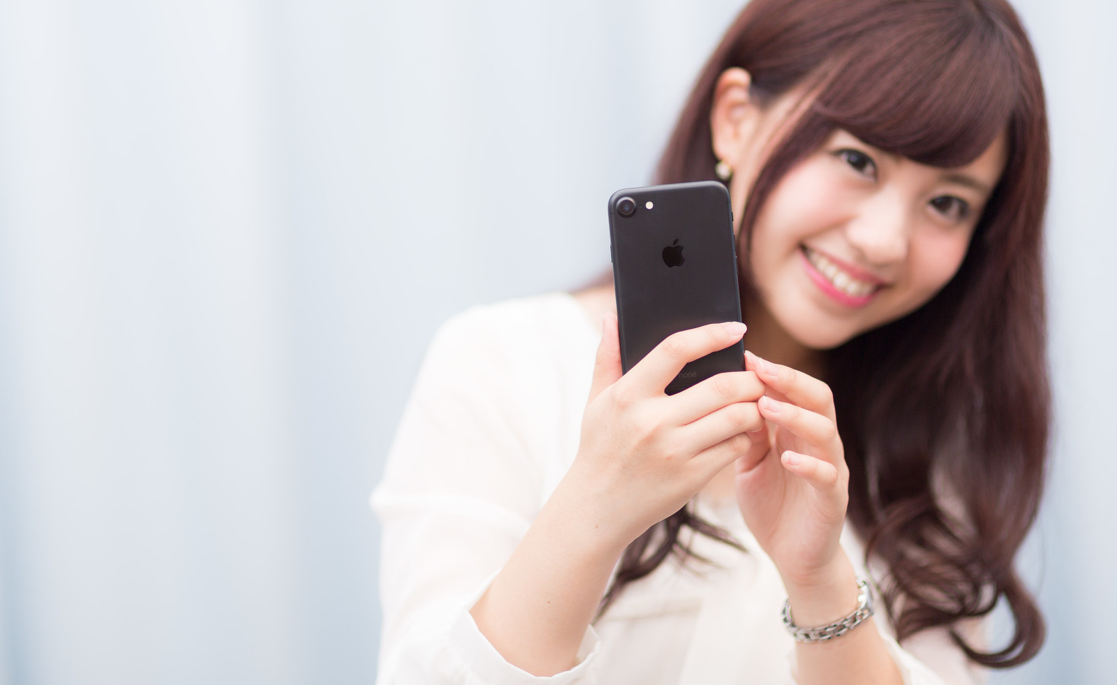 Why is the iPhone the smartphone of choice for young Japanese women