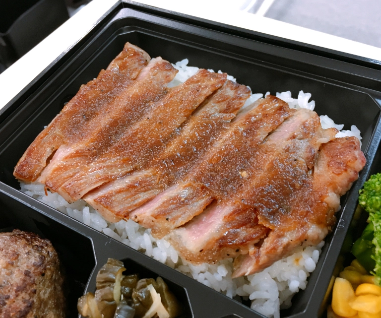 This is what a 10,000-yen (US$92) Tokyo bento boxed lunch looks like ...