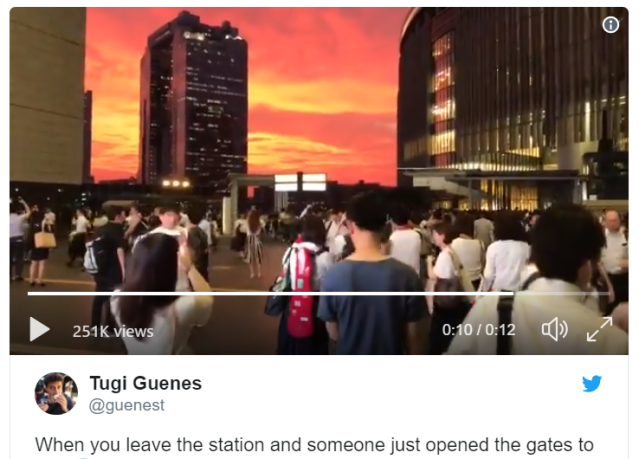 Surreally amazing Osaka sunset has some seeing the gates of hell, others heaven on Earth【Video】