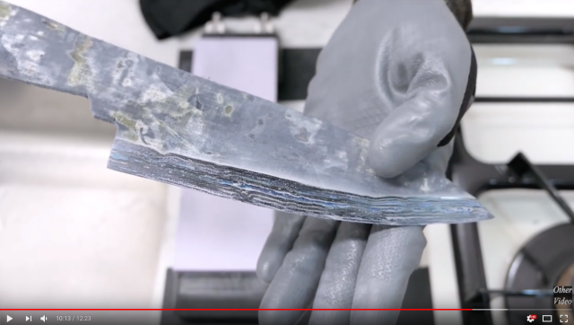 Japanese knife craftsman turns underwear into a sharp blade, cuts through vegetables【Video】