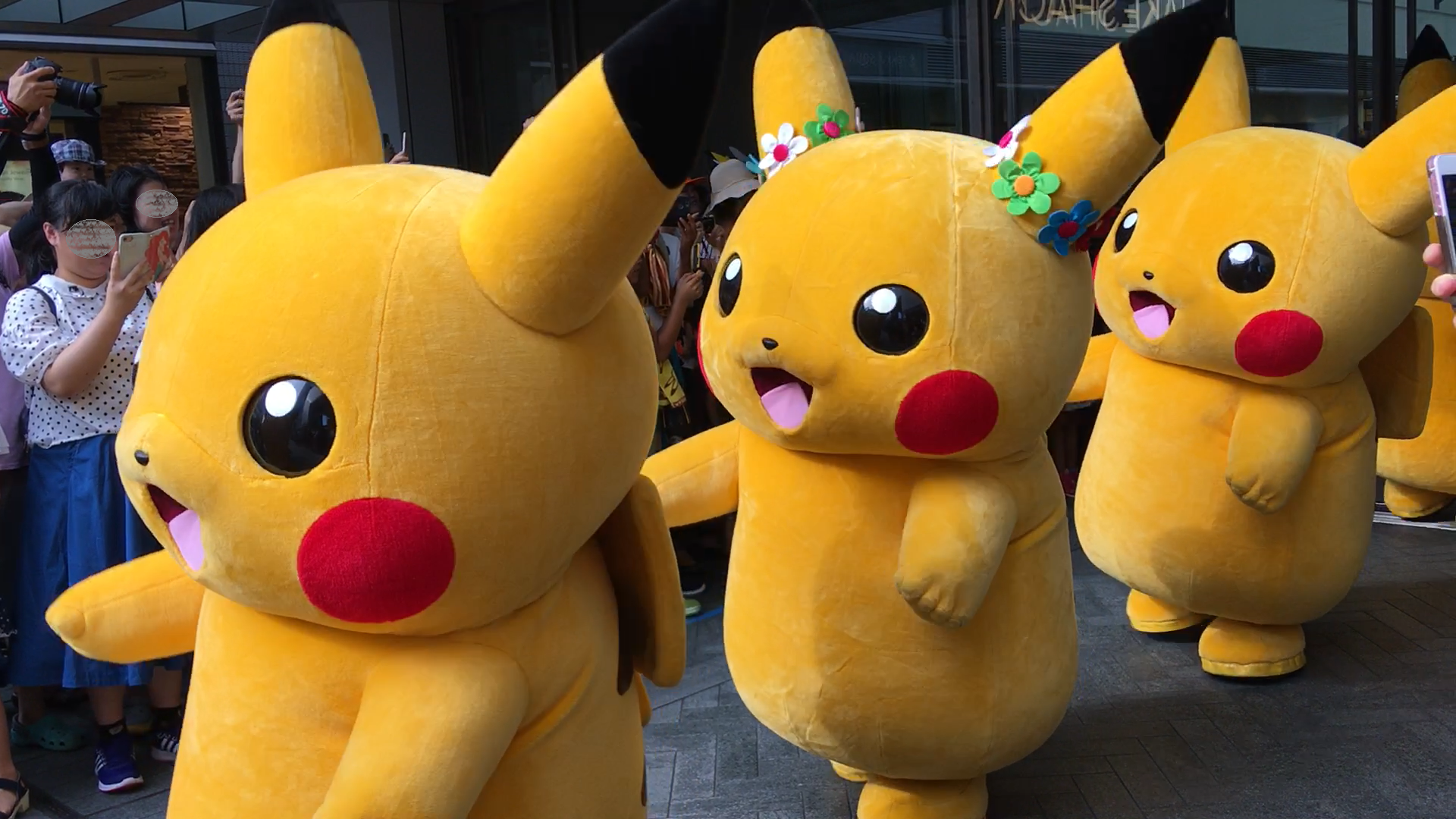 Pikachu Outbreak 2018 Photos Pikachus Parade Through Yokohama Bust Out Dance Moves At Night 8863