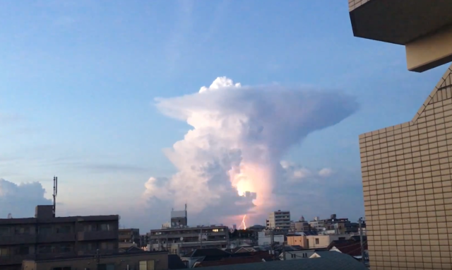 Gigantic lightning-spitting thundercloud appears in the skies over Tokyo【Videos】