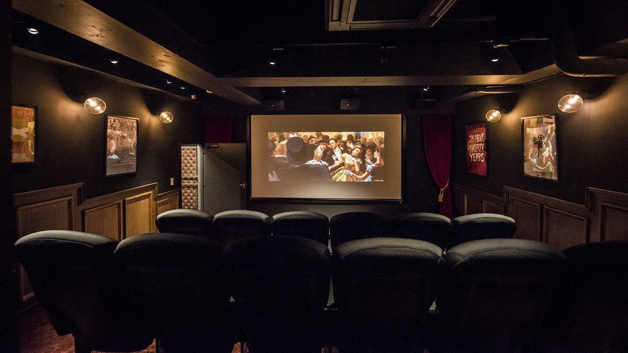 Every night can be movie night at this awesome Japanese apartment ...