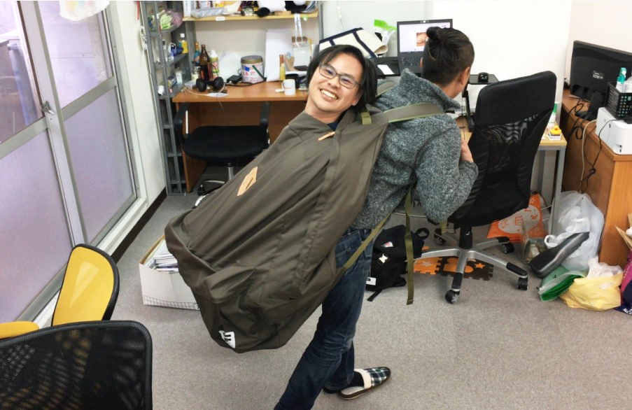 This ridiculously huge backpack turned our reporter into a great big  baby【Photos】