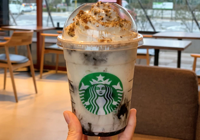 We try Starbucks Japan’s grand finale for the year: The triple-sesame Frappuccino【Taste test】
