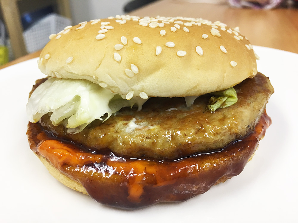 We try the new teriyaki burgers from McDonald’s Japan 【Taste Test
