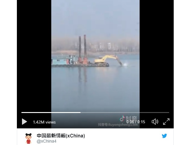 Clip showing Chinese excavator rowing boat using its claw has Japanese Internet in stitches