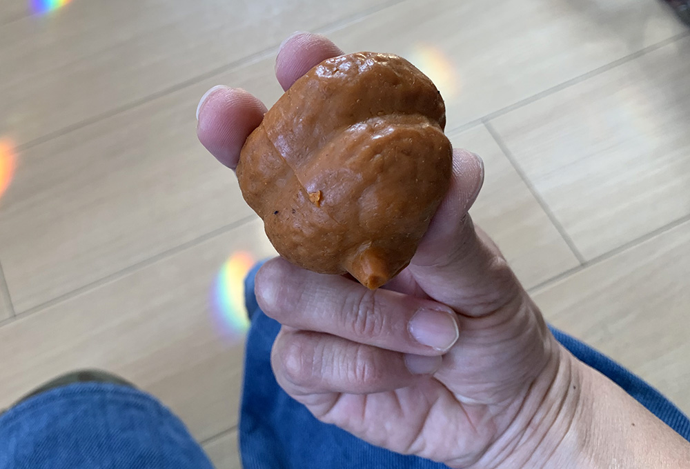 “I respect this poo” — Fieldtesting the stress relieving throwable poo