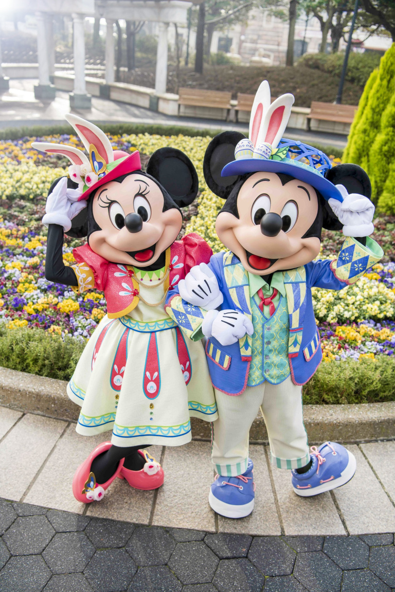 Tokyo Disneyland changes the faces of their Mickey and Minnie costumes ...