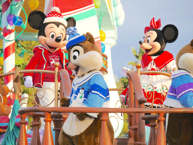 Tokyo Disneyland changes the faces of their Mickey and Minnie costumes ...