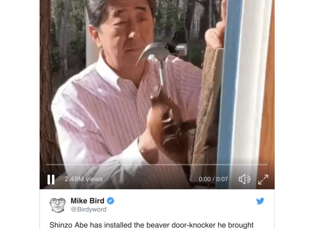 Japanese PM Abe installing Canadian door knocker mesmerizes the globe【Video】