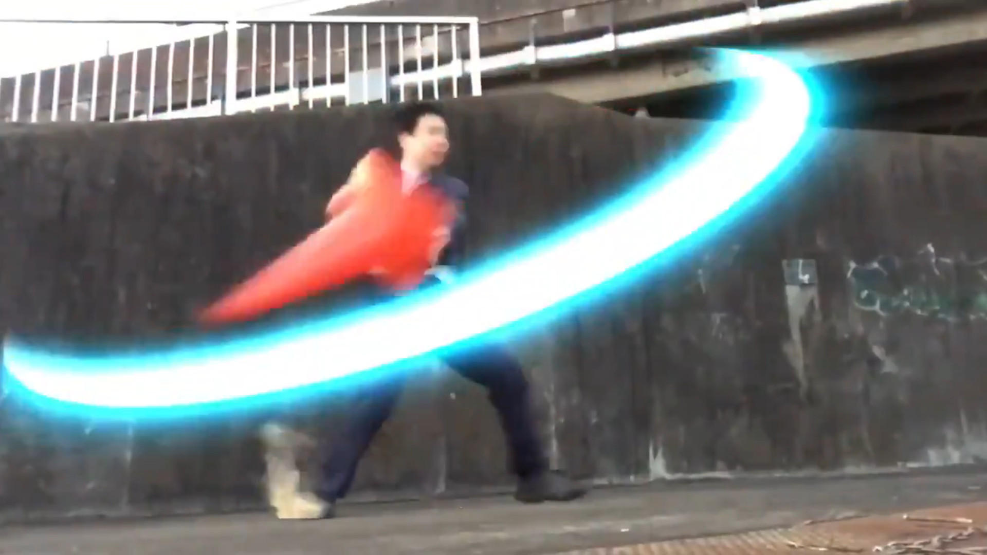 Who needs a real weapon? Salaryman makes awesome FX battle video using a traffic cone【Video
