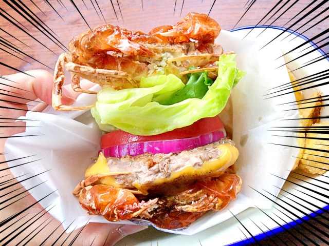 We eat a burger with crabs for buns in Tokyo