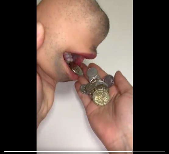 मनुष्य के चेहरे वाला डरावना पर्स, नोट और सिक्के रखने के लिए खोलना होगा  मुंह, देखें वीडियो
