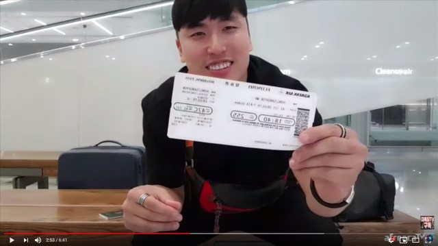 Popular Korean YouTuber boycotts Japan by shredding flight ticket to pieces at airport【Video】