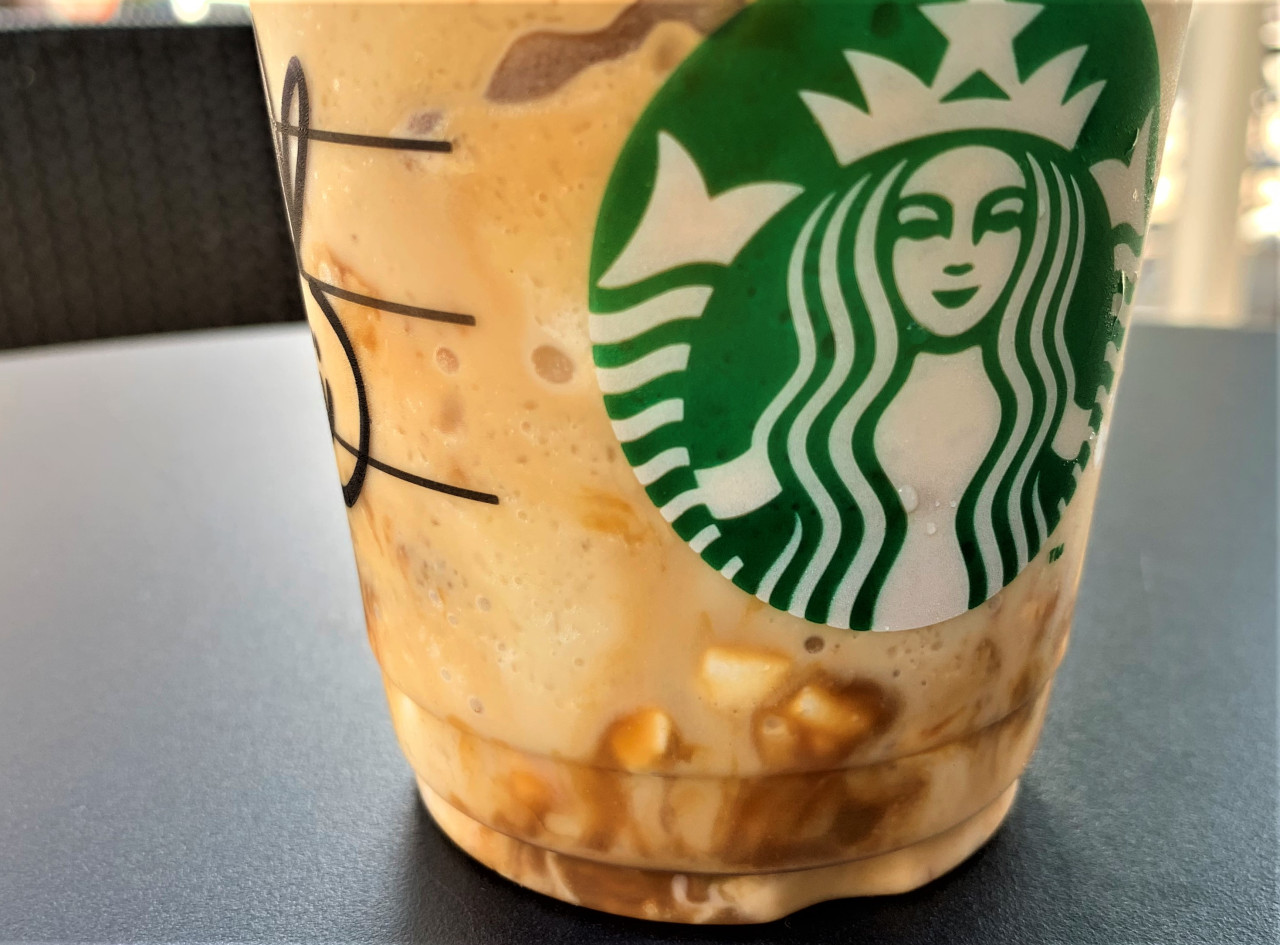 We try the new Starbucks Caramel S’more Frappuccino from Japan ...