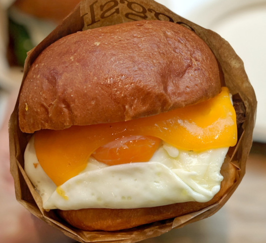 We eat tasty egg sandwiches from Japan’s first branch of Eggslut, the U.S.-based breakfast shop