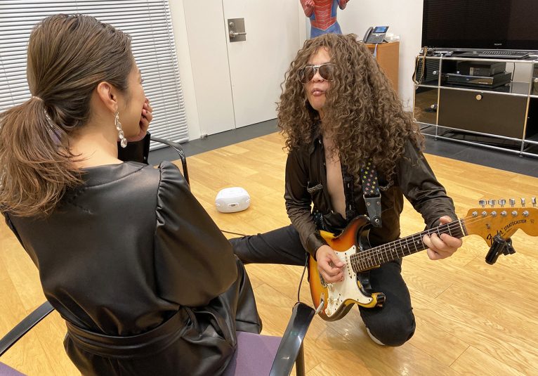 Seiji interviews his teenage crush Yumi Adachi with the spirit of