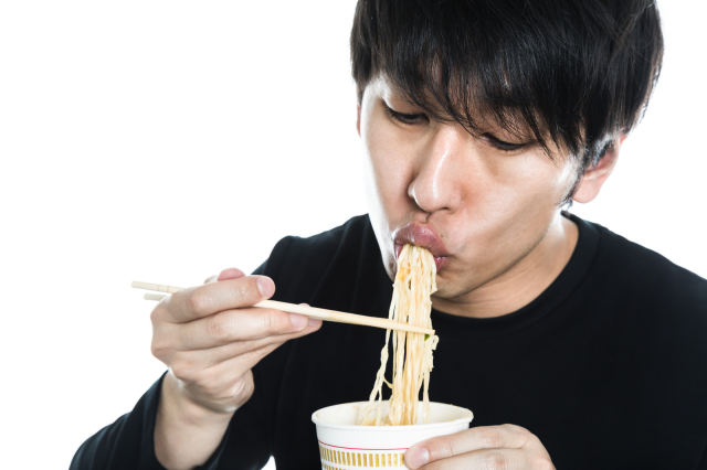 Is it OK to bite through your ramen noodles while slurping them in Japan? Internet debates
