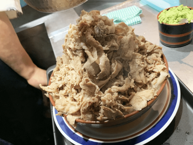 Mega meat noodles in Tokyo: 2.6 pounds of meat, one bowl of soba, no regrets【Video】