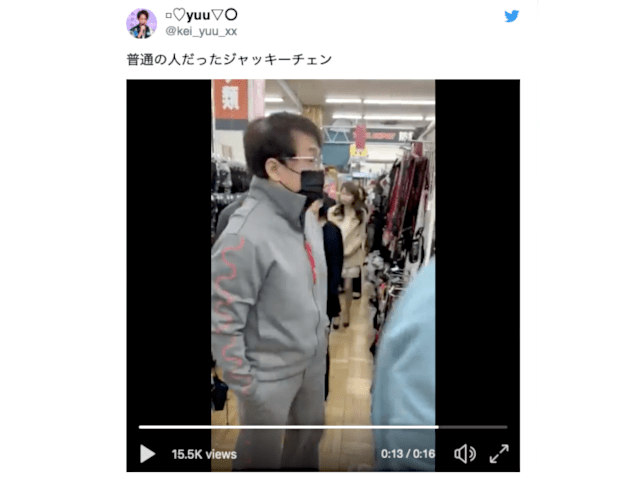 Jackie Chan spotted cuddling a puppy at a Japanese home centre【Video】