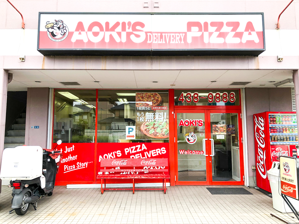 We try the giant Meat Mountain pizza sandwich from Aoki’s Japan