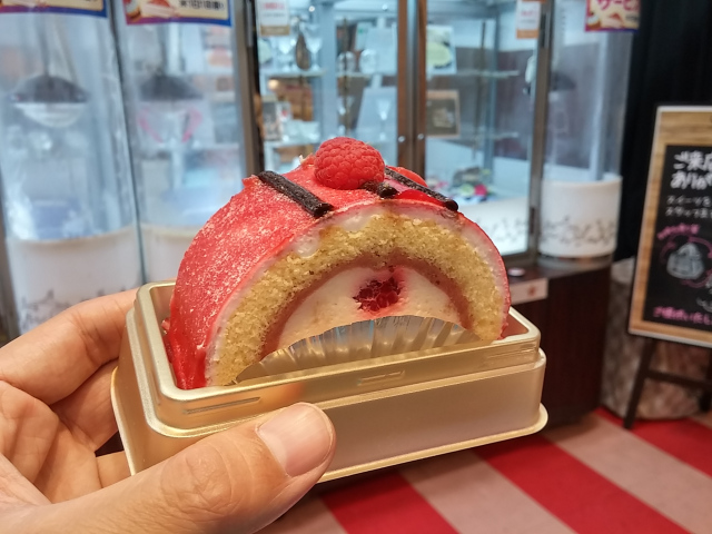 Japanese crane game serves up actual slices of cake – and we got some!【Photos】