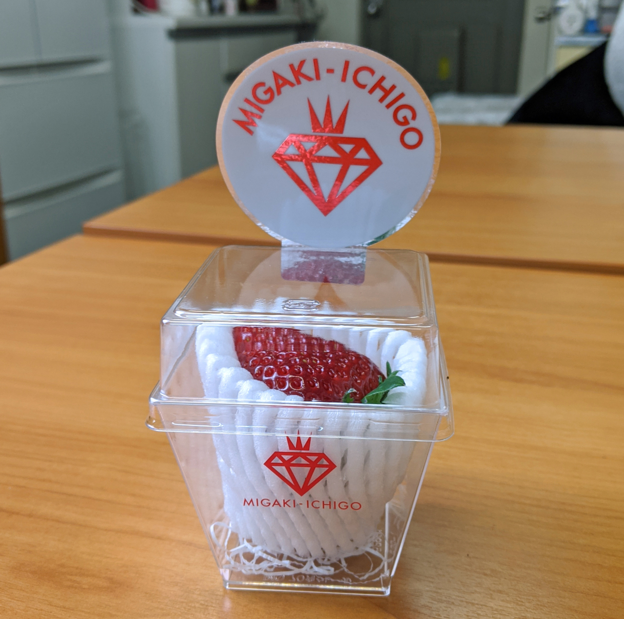 What it’s like to eat a super expensive Japanese strawberry【Taste Test