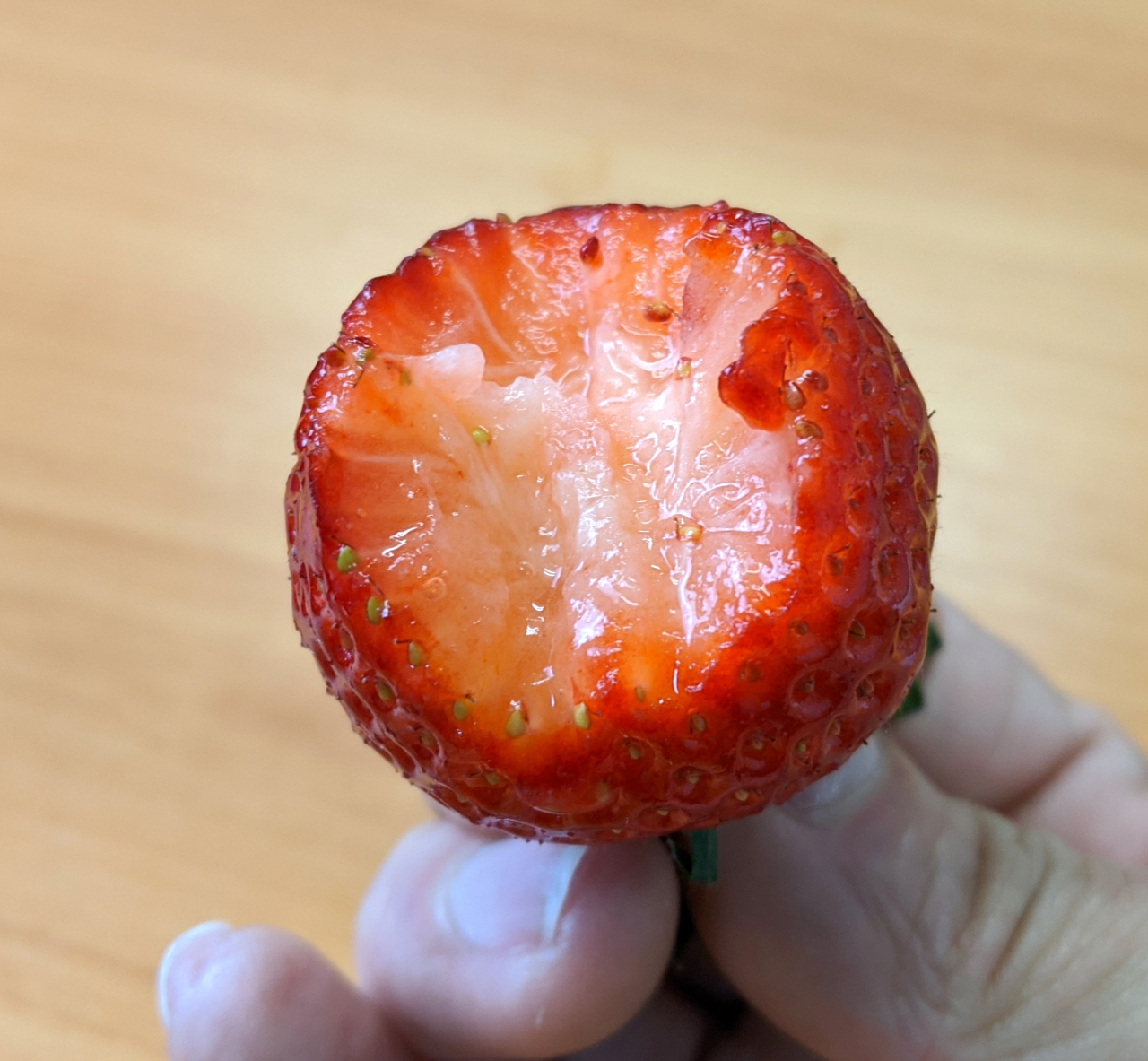 What it’s like to eat a super expensive Japanese strawberry【Taste Test