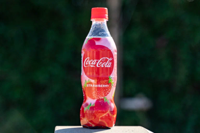 Is Coca-Cola Japan’s brand-new strawberry Coke any good?【Taste test】