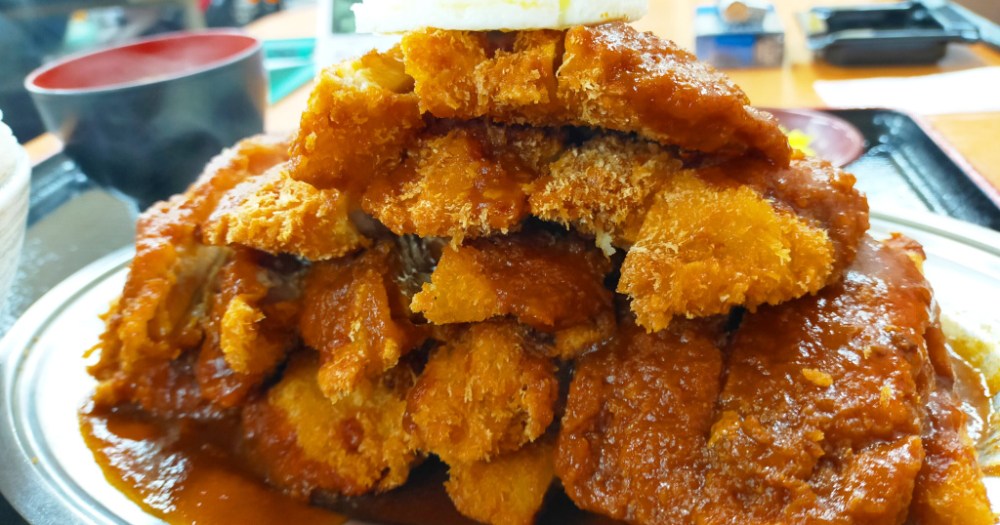 A mountain of chicken katsu awaits you at this restaurant in Osaka