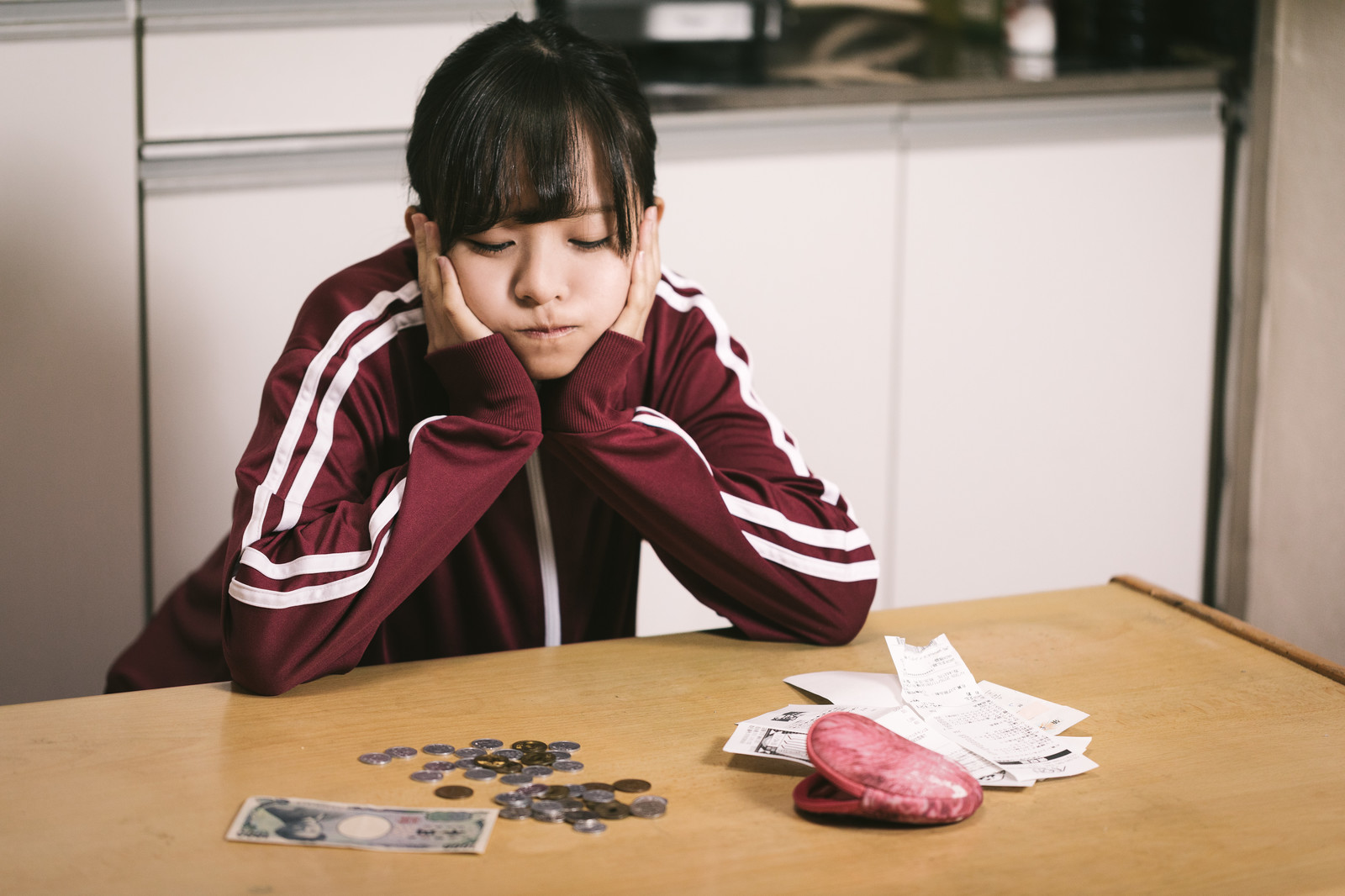 Young women in Japan are experiencing serious financial trouble. 