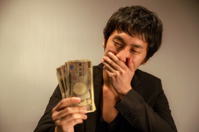 Japanese hospital worker tweets about receiving temporary 100,000 yen bonus for economic reasons
