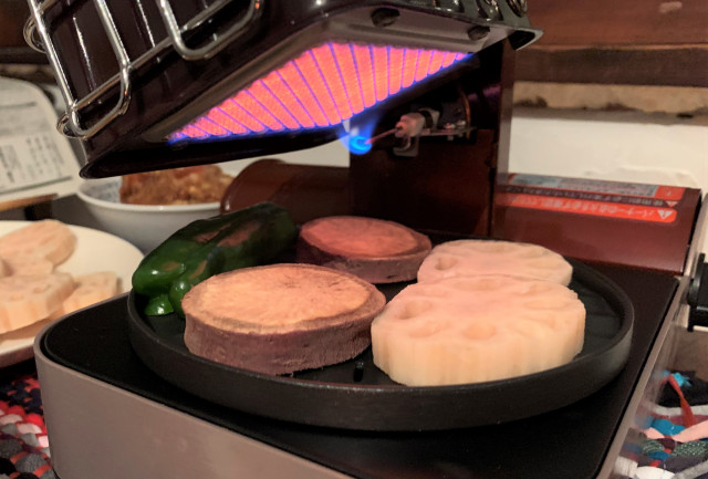 https://soranews24.com/wp-content/uploads/sites/3/2020/04/japanese-grill-indoor-bbq-smokeless-ufo-infrared-cooking-japan-best-products-shop-buy-review-5.jpg?w=640