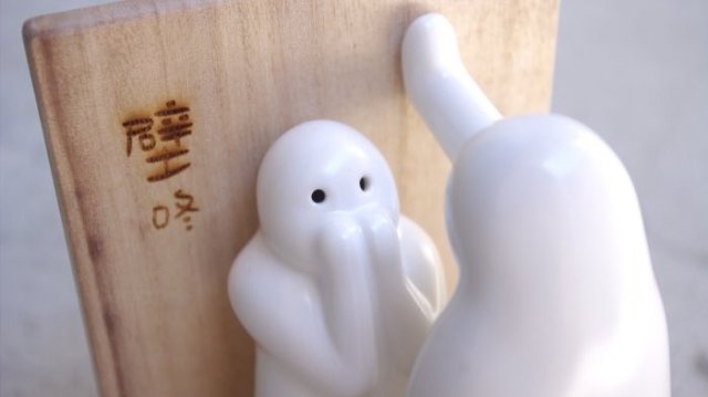 Spice things up at the dinner table with these kabe-don salt and pepper shakers【Pics】