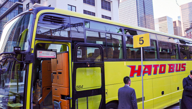 Company uses empty buses to create giant maze after tours drop due to COVID-19【Video】
