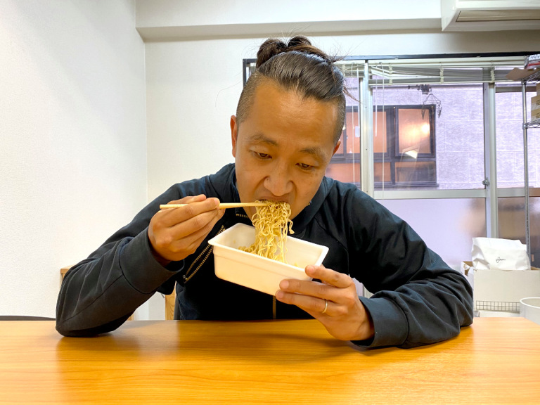 Our reporter eats the new “apple pie” flavor yakisoba noodles, so