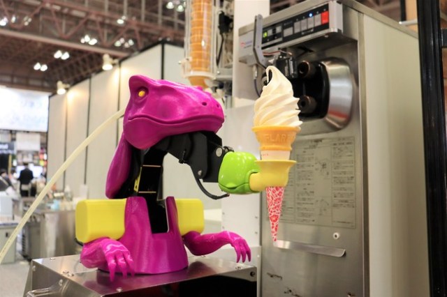 Soft serve ice cream robots create the perfect cone in under 40 seconds【Video】