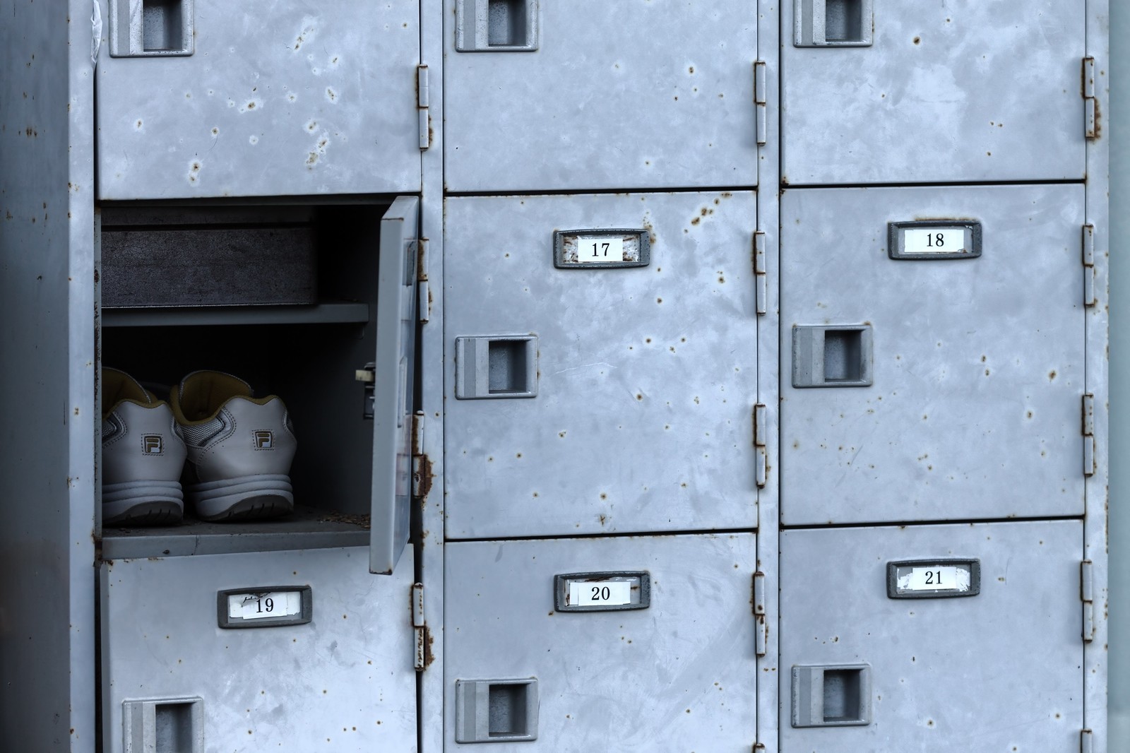 Japanese Elementary Teacher Busted For Hiding Students Shoes Writing Die On Their Belongings Soranews24 Japan News