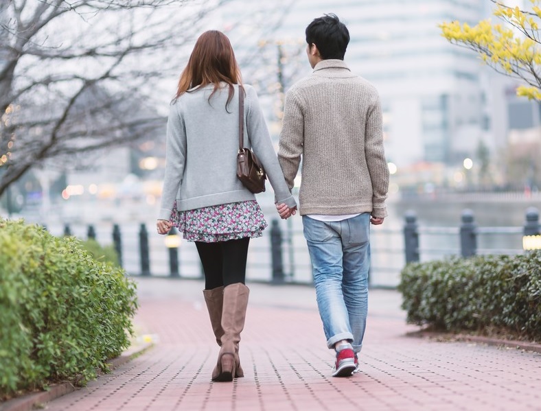 Japanese inventors create robot girlfriend hand for lonely people to hold and walk with【Video】