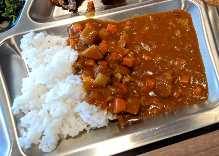 We indulge in allyoucaneat “Navy Curry”, discover the buffet of our