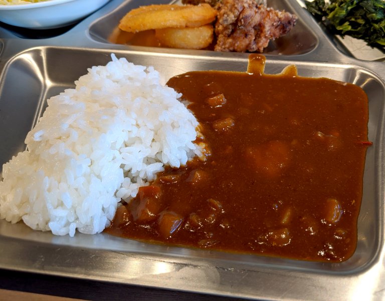 We indulge in allyoucaneat “Navy Curry”, discover the buffet of our