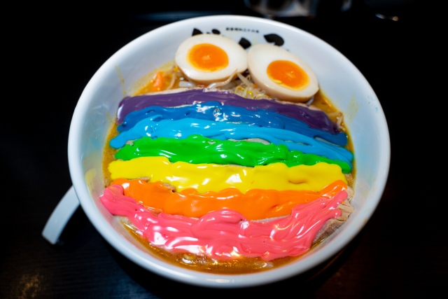 We try rainbow ramen, the happy noodles people in Japan are going crazy for 【Taste Test】