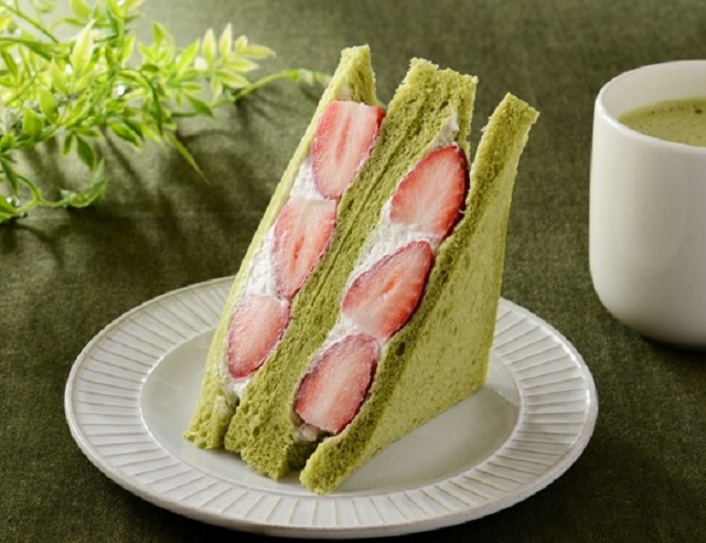 Green tea strawberry dessert sandwiches: Today’s reason Japanese convenience stores are awesome
