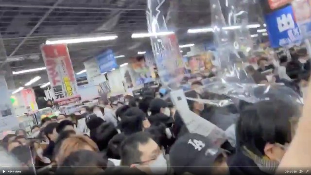 PS5 chaos at Akihabara as customers rush to grab new consoles【Videos】