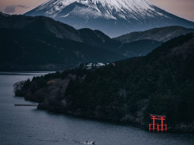 Mt Fuji photo tricks the eye by looking like a moody ink painting