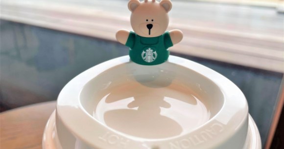 Starbucks® Reusable Cup Stopper Bearista Green