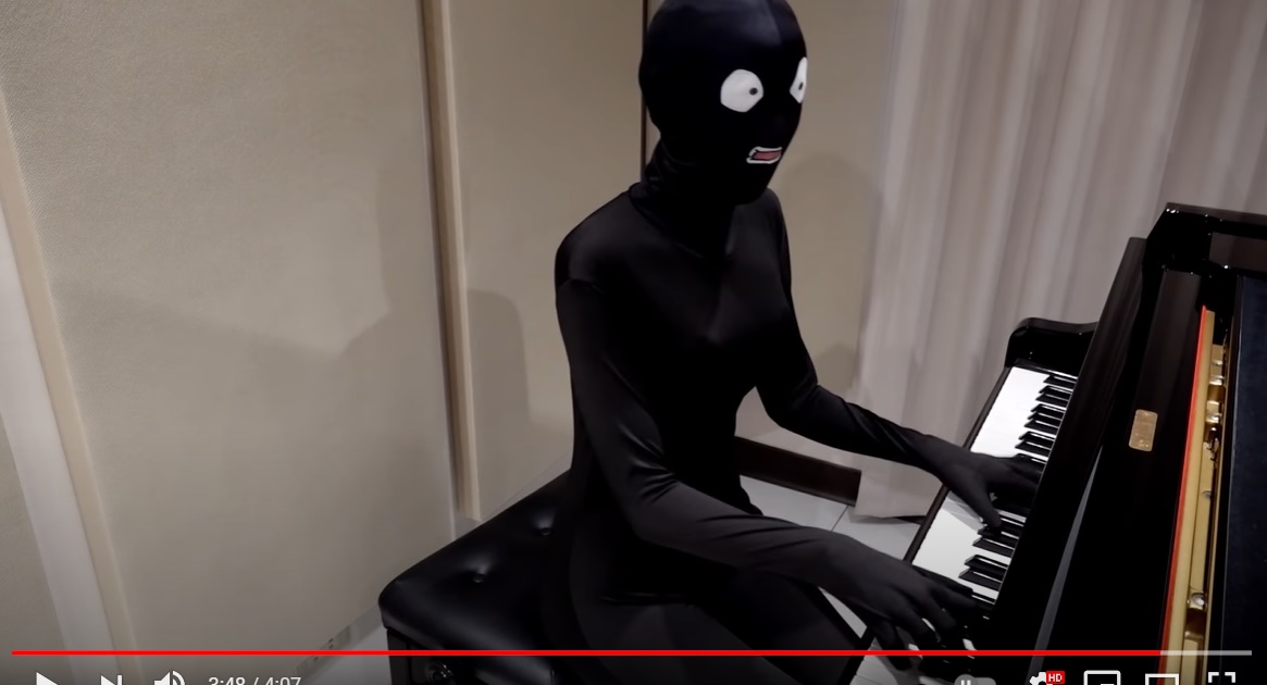 Busty cosplay pianist shows face, but not hers, in awesome Detective Conan Criminal video【Video】