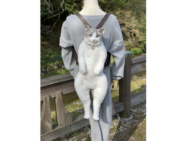 Ultra-realistic cat backpack causes a fur-enzy online