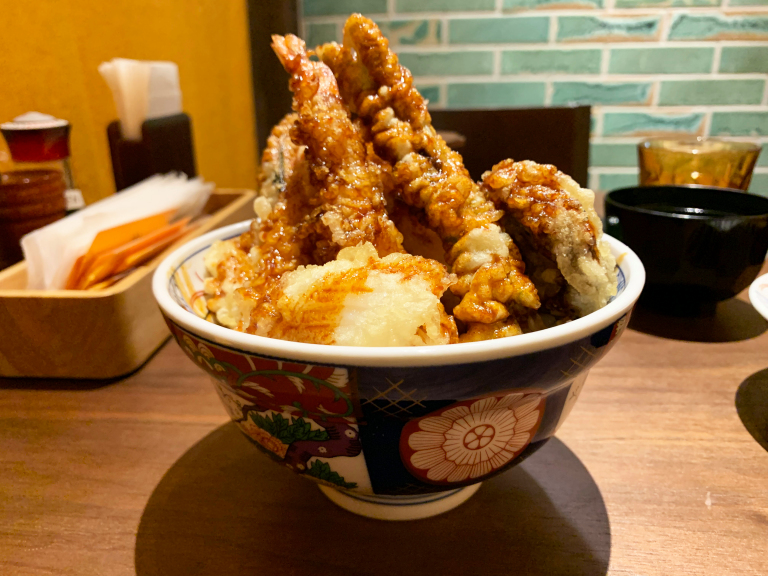 We visit the Japanese branch of a Singaporean restaurant serving Singapore-style tempura